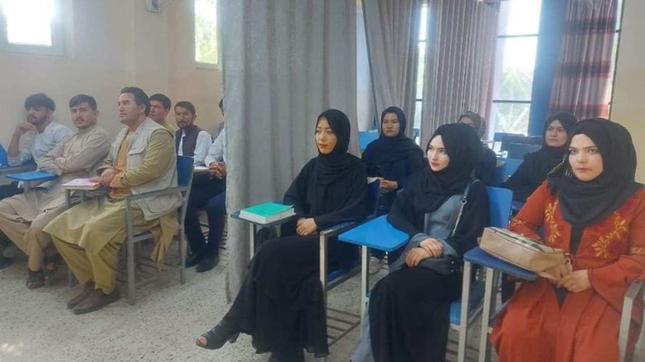 ആണിനും പെണ്ണിനുമിടയില് കര്ട്ടന്; അഫ്ഗാനിലെ സര്വകലാശാലാ ക്ലാസ് മുറി ഇപ്പോള് ഇങ്ങനെ! ആണിനും പെണ്ണിനുമിടയില് കര്ട്ടന്; അഫ്ഗാനിലെ സര്വകലാശാലാ ക്ലാസ് മുറി ഇപ്പോള് ഇങ്ങനെ!