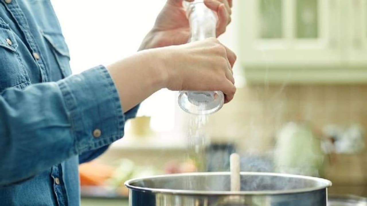 കറികളില് ഉപ്പ് ആദ്യമേ ചേര്ക്കണോ? ബിപി പ്രശ്നമുള്ളവര്ക്ക് ഇതാ ചില ടിപ്സ്... കറികളില് ഉപ്പ് ആദ്യമേ ചേര്ക്കണോ? ബിപി പ്രശ്നമുള്ളവര്ക്ക് ഇതാ ചില ടിപ്സ്...