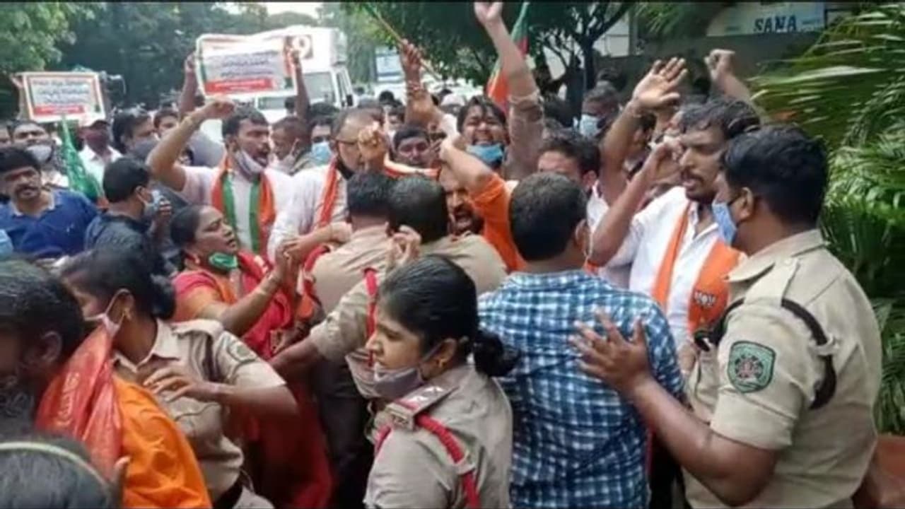 వినాయకచవితి వేడుకలపై ఆంక్షలు... విశాఖలో బిజెపి ధర్నా, జివిఎంసి వద్ద ఉద్రిక్తత (వీడియో)