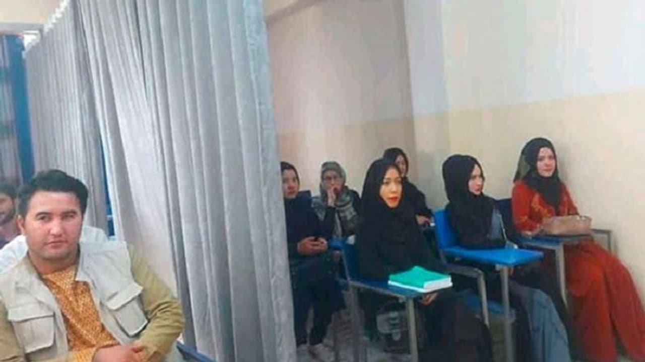 ఆఫ్గనిస్తాన్ లో పరదాల మధ్య తరగతులు... నెట్టింట వైరల్ అవుతున్న ఫొటోలు..