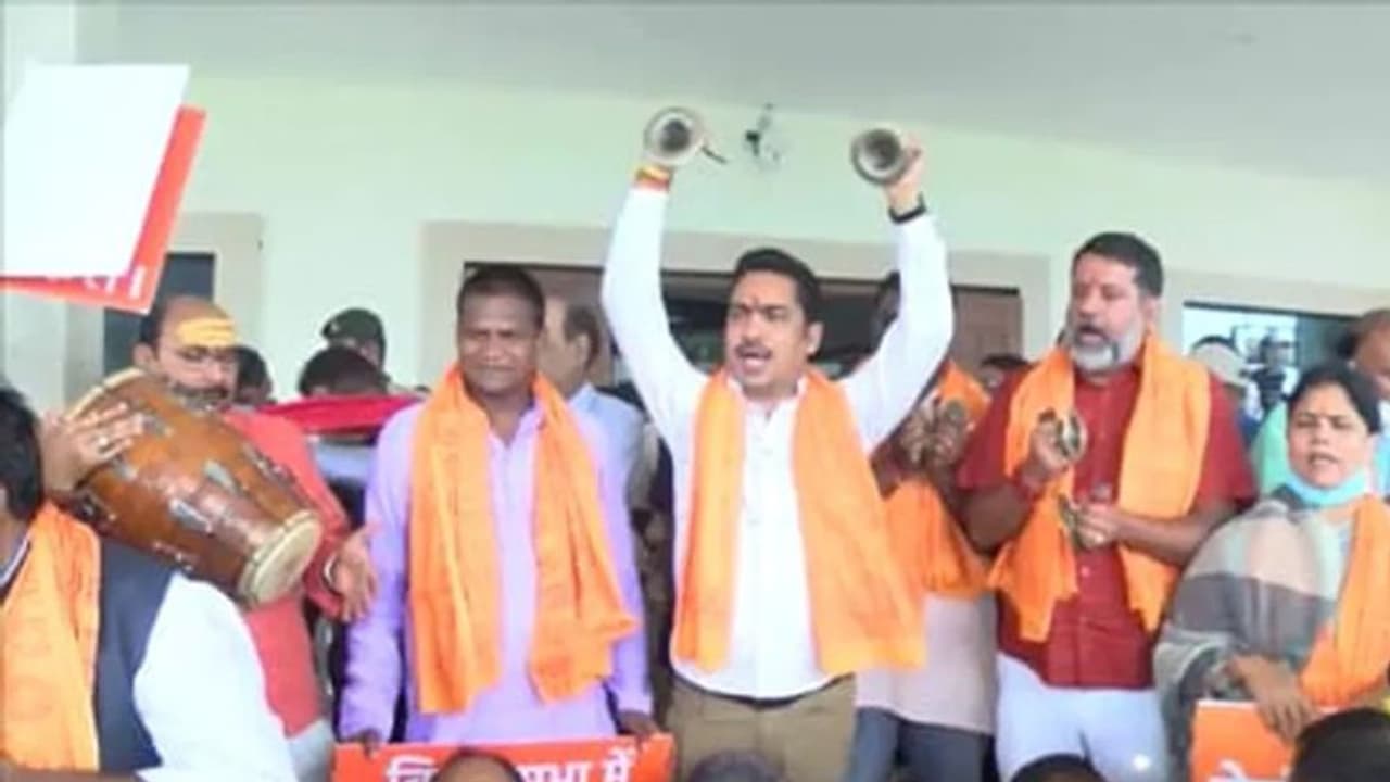 गजब राजनीति: ढोलक मंजीरा लेकर विधानसभा में भजन गा रहे विधायक, नमाज हनुमान चालीसा का पूरा मामला गजब राजनीति: ढोलक मंजीरा लेकर विधानसभा में भजन गा रहे विधायक, नमाज हनुमान चालीसा का पूरा मामला