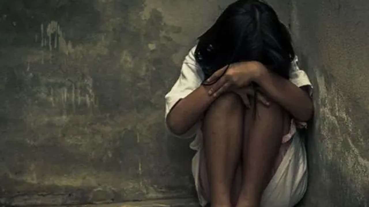 ऐसे दरिंदों से सावधान: स्टेशन से घर जाने को ऑटो में बैठी 14 साल की लड़की, रास्ते में 8 लोगों ने किया रेप ऐसे दरिंदों से सावधान: स्टेशन से घर जाने को ऑटो में बैठी 14 साल की लड़की, रास्ते में 8 लोगों ने किया रेप