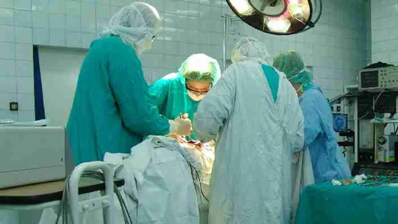 కడుపులో సూది, దారంతో నాలుగేళ్లు నరకయాతన.. ఆపరేషన్ చేసిన వైద్యుడి నిర్వాకం... ! కడుపులో సూది, దారంతో నాలుగేళ్లు నరకయాతన.. ఆపరేషన్ చేసిన వైద్యుడి నిర్వాకం... !