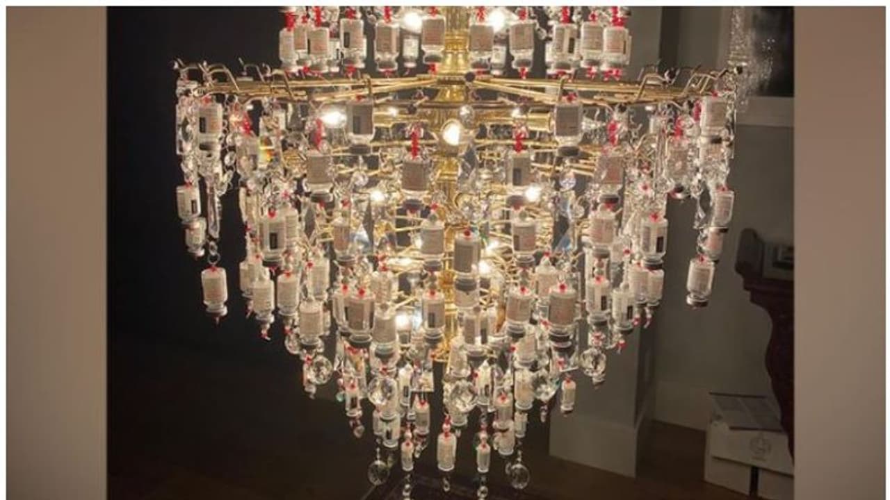 ഉപയോഗ ശൂന്യമായ വാക്സിൻ കുപ്പികൾ കൊണ്ടൊരു ഷാൻലിയർ, മനോഹരമായ ഈ സൃഷ്ടിയ്ക്ക് പിന്നിൽ ആരാണെന്നോ...? ഉപയോഗ ശൂന്യമായ വാക്സിൻ കുപ്പികൾ കൊണ്ടൊരു ഷാൻലിയർ, മനോഹരമായ ഈ സൃഷ്ടിയ്ക്ക് പിന്നിൽ ആരാണെന്നോ...?