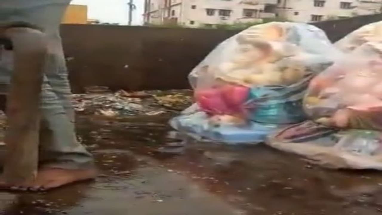 గుంటూరు: అధికారుల అత్యుత్సాహం... చెత్త వాహనంలో వినాయక విగ్రహాలు తరలింపు (వీడియో) గుంటూరు: అధికారుల అత్యుత్సాహం... చెత్త వాహనంలో వినాయక విగ్రహాలు తరలింపు (వీడియో)