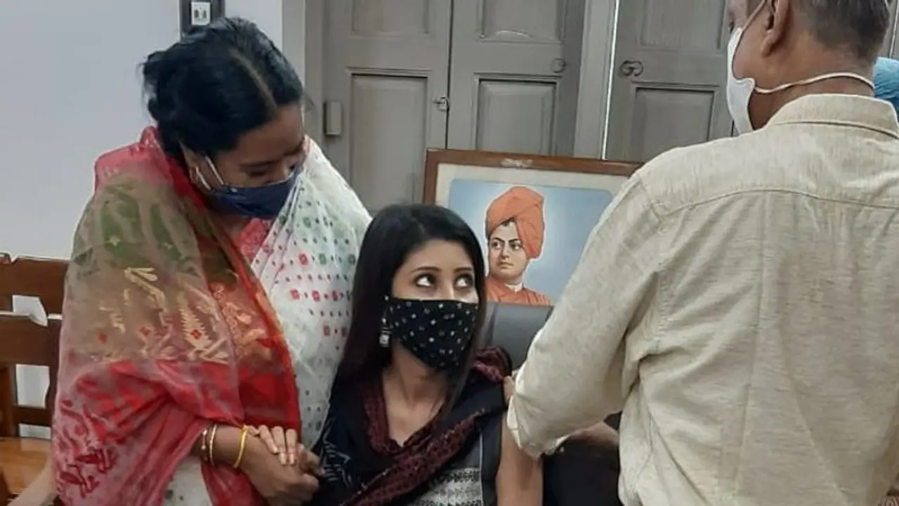 ইনজেকশেন কি ভয় পান সোনারপুর দক্ষিণের বিধায়িকা লাভলি, মজার এই ছবিগুলিতে পাবেন জবাব