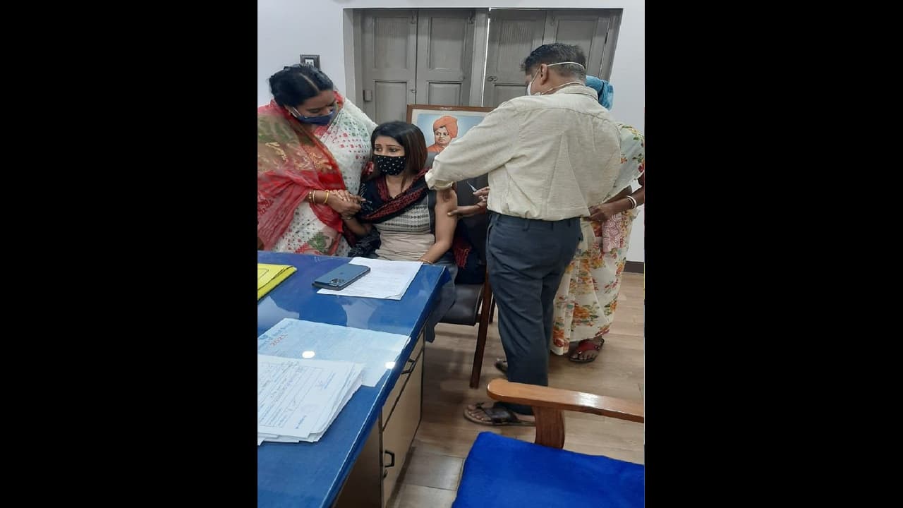 यूपी ने वैक्सीनेशन के मामले में अमेरिका को छोड़ा पीछे, एमपी ने फ्रांस तो हरियाणा ने कनाडा को पछाड़ा यूपी ने वैक्सीनेशन के मामले में अमेरिका को छोड़ा पीछे, एमपी ने फ्रांस तो हरियाणा ने कनाडा को पछाड़ा