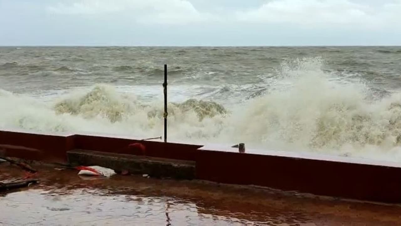 চোখ রাঙাচ্ছে নিম্নচাপ, দিঘা মন্দারমণি উপকূলে জারি করা হল সতর্কতা চোখ রাঙাচ্ছে নিম্নচাপ, দিঘা মন্দারমণি উপকূলে জারি করা হল সতর্কতা