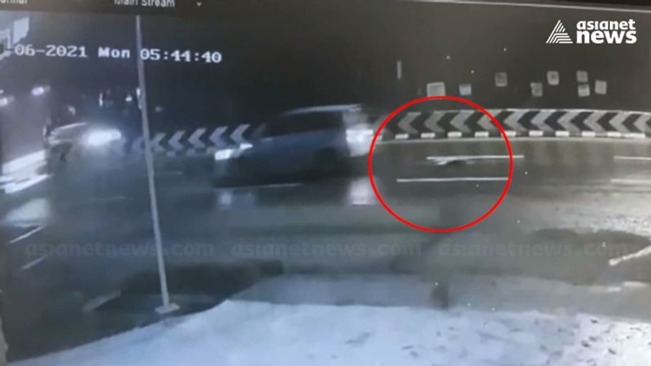 റോഡിൽ സ്ത്രീയുടെ മൃതദേഹം കണ്ടെത്തിയ സംഭവം; അപകടമെന്ന് നിഗമനം, കാർ ഓടിച്ചിരുന്ന യുവാവ് അറസ്റ്റിൽ റോഡിൽ സ്ത്രീയുടെ മൃതദേഹം കണ്ടെത്തിയ സംഭവം; അപകടമെന്ന് നിഗമനം, കാർ ഓടിച്ചിരുന്ന യുവാവ് അറസ്റ്റിൽ