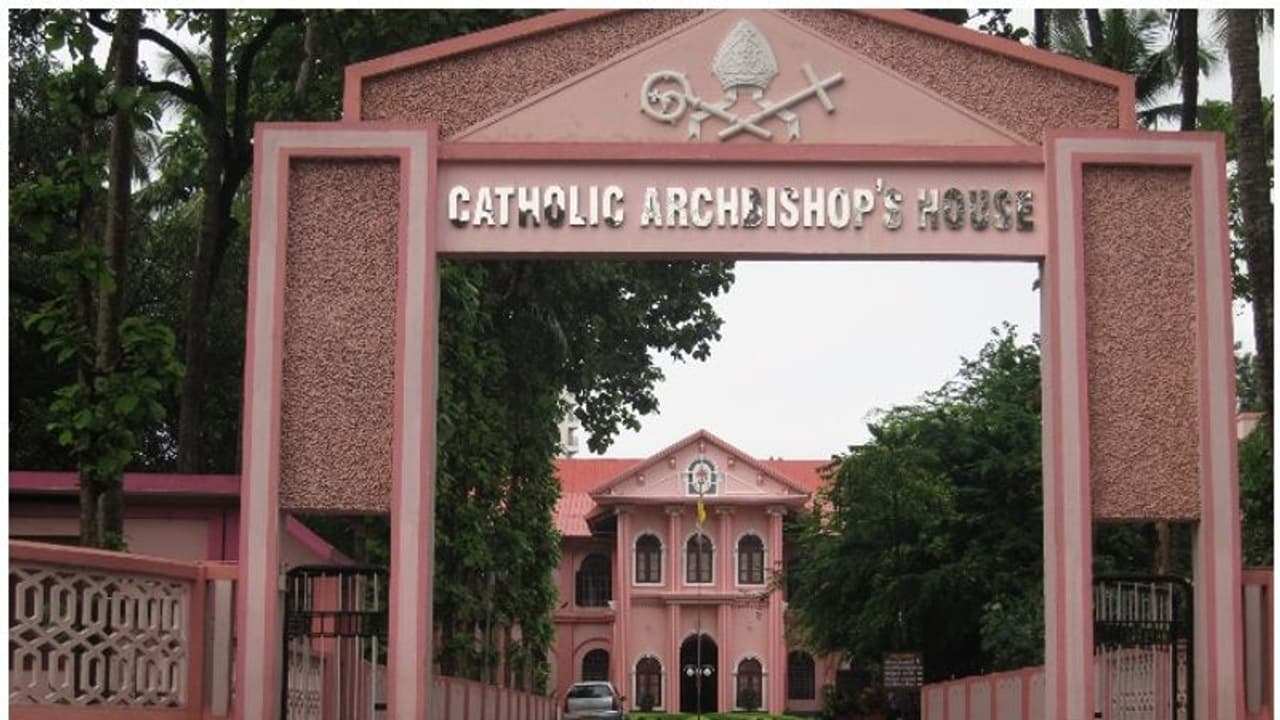 തൃശൂരിലും പുതിയ കുർബാനാ രീതിക്ക് എതിർപ്പ്, മാറ്റം അംഗീകരിക്കില്ലെന്ന് വൈദികർ, ബിഷപ്പിനെ കണ്ടു തൃശൂരിലും പുതിയ കുർബാനാ രീതിക്ക് എതിർപ്പ്, മാറ്റം അംഗീകരിക്കില്ലെന്ന് വൈദികർ, ബിഷപ്പിനെ കണ്ടു