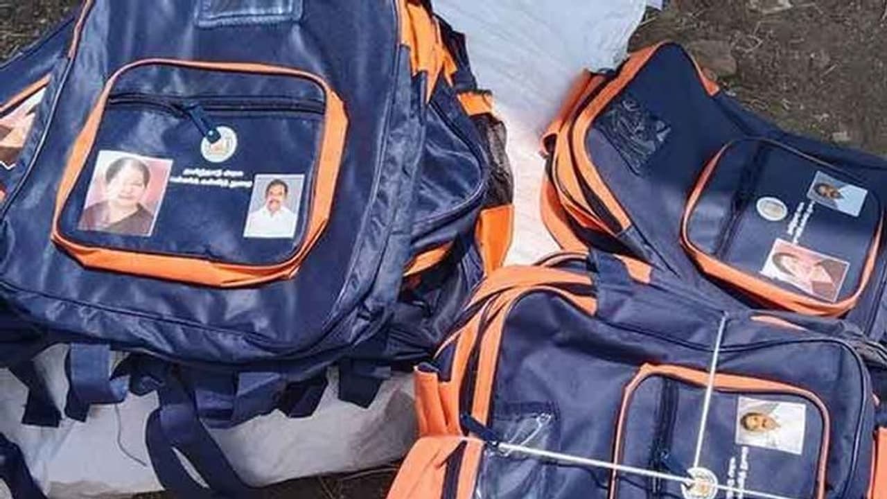 புத்தக பைகளில் கட்சி தலைவர்கள் படம் இருக்கக்கூடாது.. சாட்டையை சுழற்றிய சென்னை உயர்நீதிமன்றம்..!