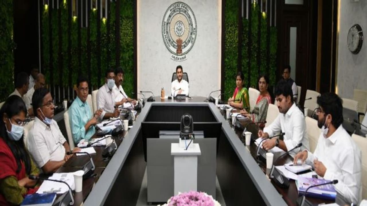 నూతన విద్యావిధానం అమలుకు సిద్దం కండి: విద్యాశాఖ అధికారులకు సీఎం జగన్ ఆదేశం (వీడియో) నూతన విద్యావిధానం అమలుకు సిద్దం కండి: విద్యాశాఖ అధికారులకు సీఎం జగన్ ఆదేశం (వీడియో)