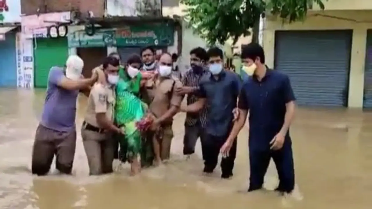 మోకాల్లోతు నీటిలో నడుస్తూ... వరదల్లో చిక్కుకున్న గర్భిణిని కాపాడిన ఎస్పీ రాహుల్ హెగ్డే (వీడియో) మోకాల్లోతు నీటిలో నడుస్తూ... వరదల్లో చిక్కుకున్న గర్భిణిని కాపాడిన ఎస్పీ రాహుల్ హెగ్డే (వీడియో)