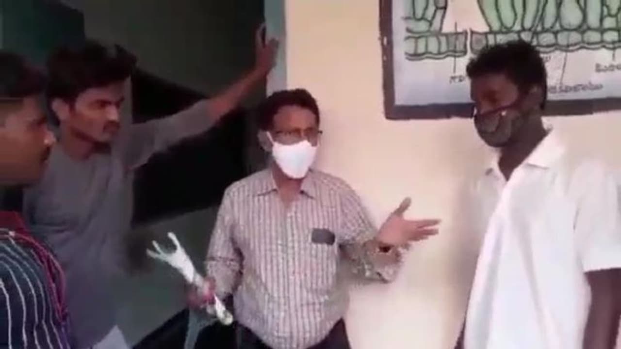 గుంటూరు: విద్యార్థిణితో అసభ్య ప్రవర్తన... టీచర్ ను చితకబాదిన గ్రామస్తులు