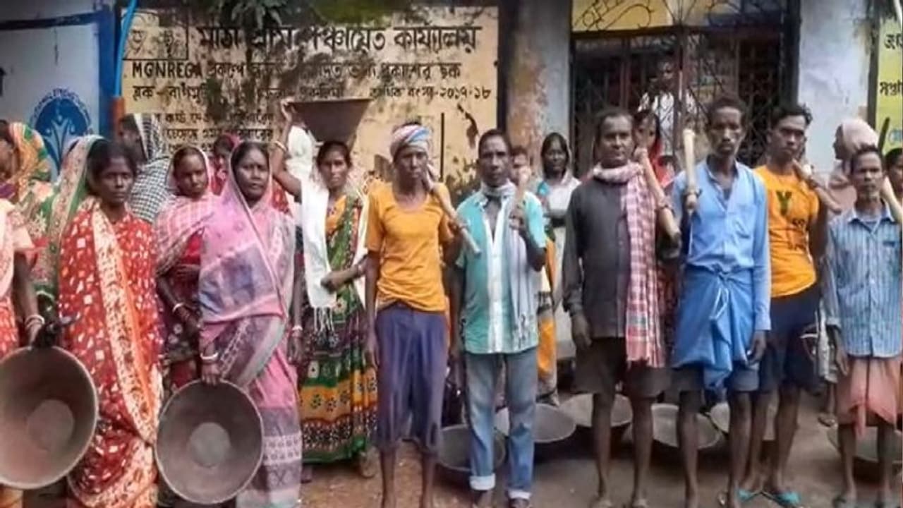 ১০০ দিনের কাজ নিয়ে হাহাকার, পুরুলিয়ায় প্রধানের বিরুদ্ধে অর্থ নিয়ে জব কার্ড বিক্রির অভিযোগ ১০০ দিনের কাজ নিয়ে হাহাকার, পুরুলিয়ায় প্রধানের বিরুদ্ধে অর্থ নিয়ে জব কার্ড বিক্রির অভিযোগ