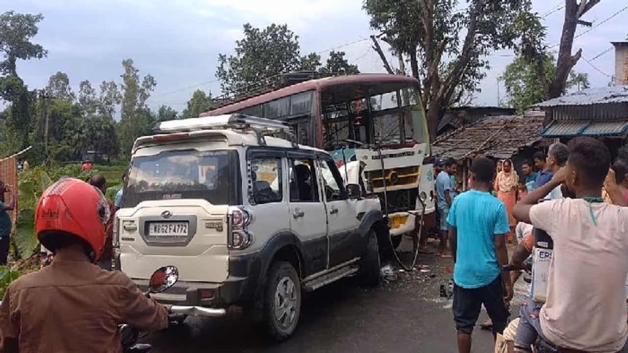 বাসটাকে সোজা গিয়ে ধাক্কা মারল গাড়িটা, প্রচন্ড শব্দে কেঁপে উঠল এলাকা, দেখুন ছবি বাসটাকে সোজা গিয়ে ধাক্কা মারল গাড়িটা, প্রচন্ড শব্দে কেঁপে উঠল এলাকা, দেখুন ছবি