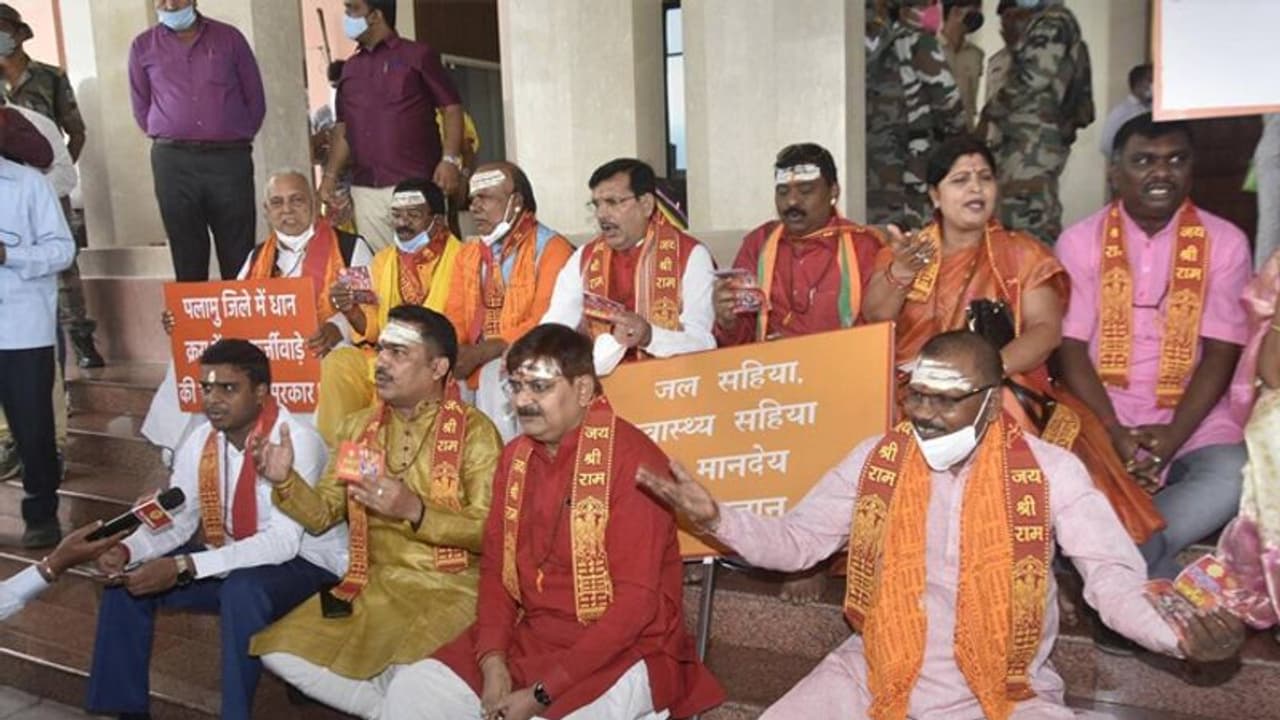 झारखंड सरकार और विपक्ष में ठनी: नमाज वाला मामला पहुंचा कोर्ट. स्पीकर दुखी होकर बोले मुझे पीट लो..लेकिन झारखंड सरकार और विपक्ष में ठनी: नमाज वाला मामला पहुंचा कोर्ट. स्पीकर दुखी होकर बोले मुझे पीट लो..लेकिन