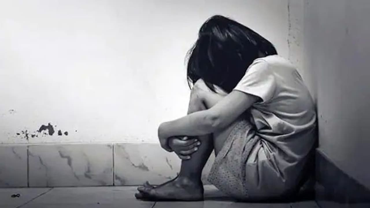 ಕೇವಲ 1 ರೂ. ಆಸೆ ತೋರಿಸಿ ಬಾಲಕಿ ಮೇಲೆ ಕಾಮುಕನ ಅಟ್ಟಹಾಸ ಕೇವಲ 1 ರೂ. ಆಸೆ ತೋರಿಸಿ ಬಾಲಕಿ ಮೇಲೆ ಕಾಮುಕನ ಅಟ್ಟಹಾಸ