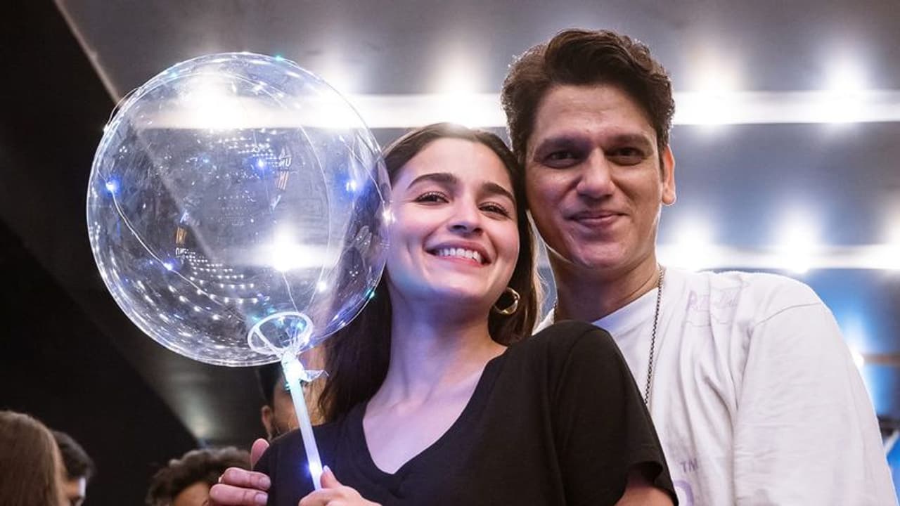Alia Bhatt, Vijay Varma wrap up 'Darlings'; actors share celebrating pictures Alia Bhatt, Vijay Varma wrap up 'Darlings'; actors share celebrating pictures