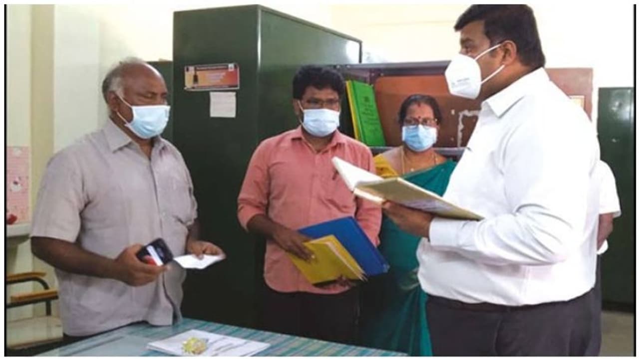 ஒன்றரை ஆண்டுகள் வீட்டில் இருந்து சம்பளம் வாங்கியது போதாதா? பள்ளி ஆசிரியர்களை லெப்ட் ரைட் வாங்கிய கலெக்டர்..! ஒன்றரை ஆண்டுகள் வீட்டில் இருந்து சம்பளம் வாங்கியது போதாதா? பள்ளி ஆசிரியர்களை லெப்ட் ரைட் வாங்கிய கலெக்டர்..!