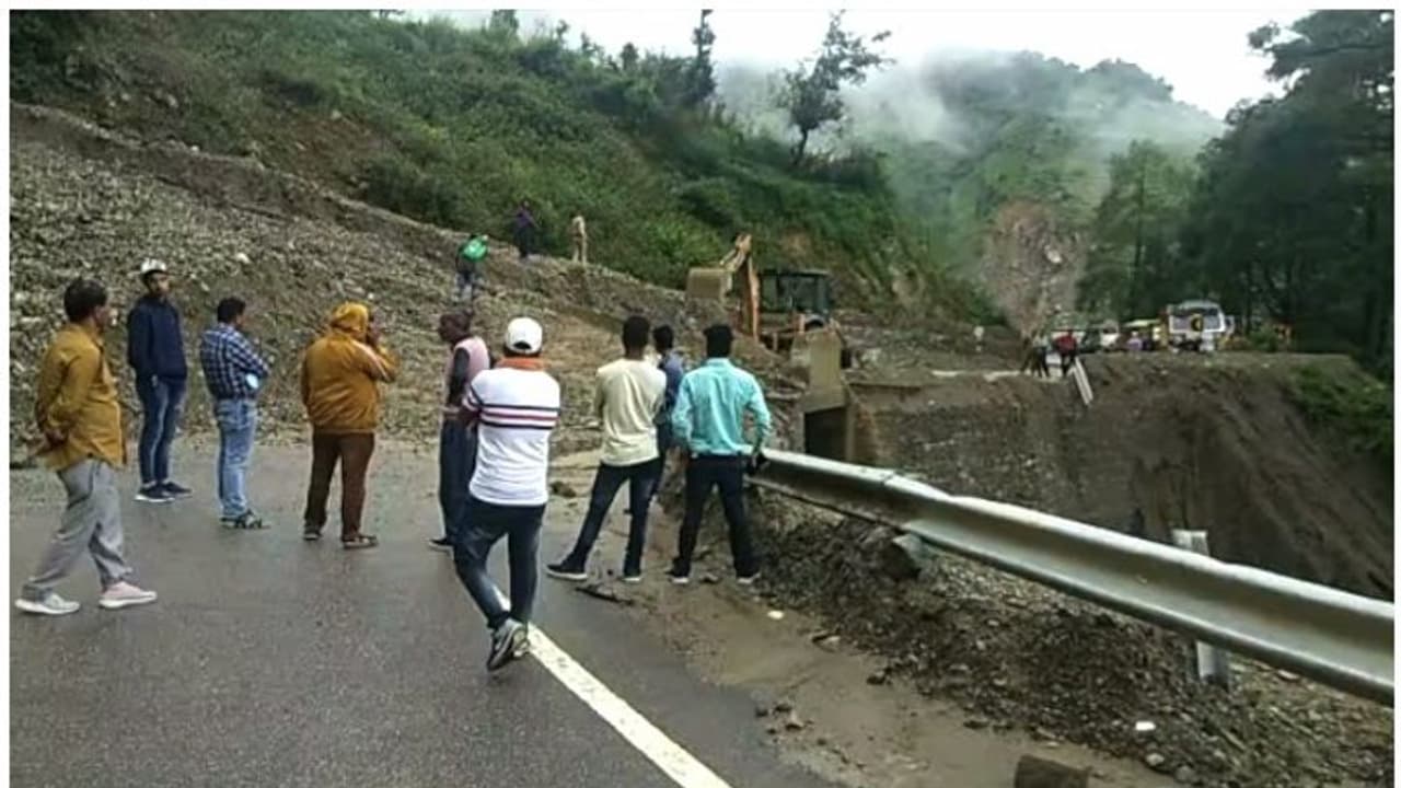 ഉത്തരാഖണ്ഡിലെ മണ്ണിടിച്ചില്; മലയാളി പൊലീസ് സംഘം അത്ഭുതകരമായി രക്ഷപ്പെട്ടു ഉത്തരാഖണ്ഡിലെ മണ്ണിടിച്ചില്; മലയാളി പൊലീസ് സംഘം അത്ഭുതകരമായി രക്ഷപ്പെട്ടു