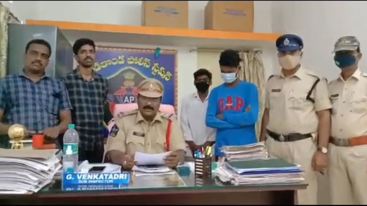 మైనర్ ను ఇంట్లోంచి ఎత్తుకెళ్లిన యువకులు... బాలిక తండ్రి చూసేసరికి... మైనర్ ను ఇంట్లోంచి ఎత్తుకెళ్లిన యువకులు... బాలిక తండ్రి చూసేసరికి...