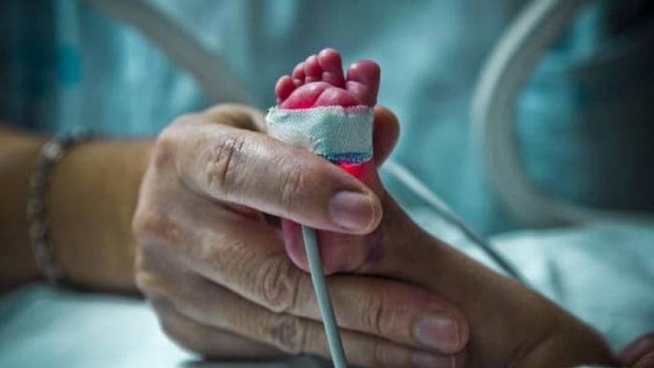 ആശുപത്രിയിൽ വച്ച് തെറ്റായ മാതാപിതാക്കളെ ഏൽപ്പിച്ചു, കുട്ടികൾ മാറിപ്പോയതിൽ നഷ്ടപരിഹാരം ആവശ്യപ്പെട്ട് യുവതി ആശുപത്രിയിൽ വച്ച് തെറ്റായ മാതാപിതാക്കളെ ഏൽപ്പിച്ചു, കുട്ടികൾ മാറിപ്പോയതിൽ നഷ്ടപരിഹാരം ആവശ്യപ്പെട്ട് യുവതി