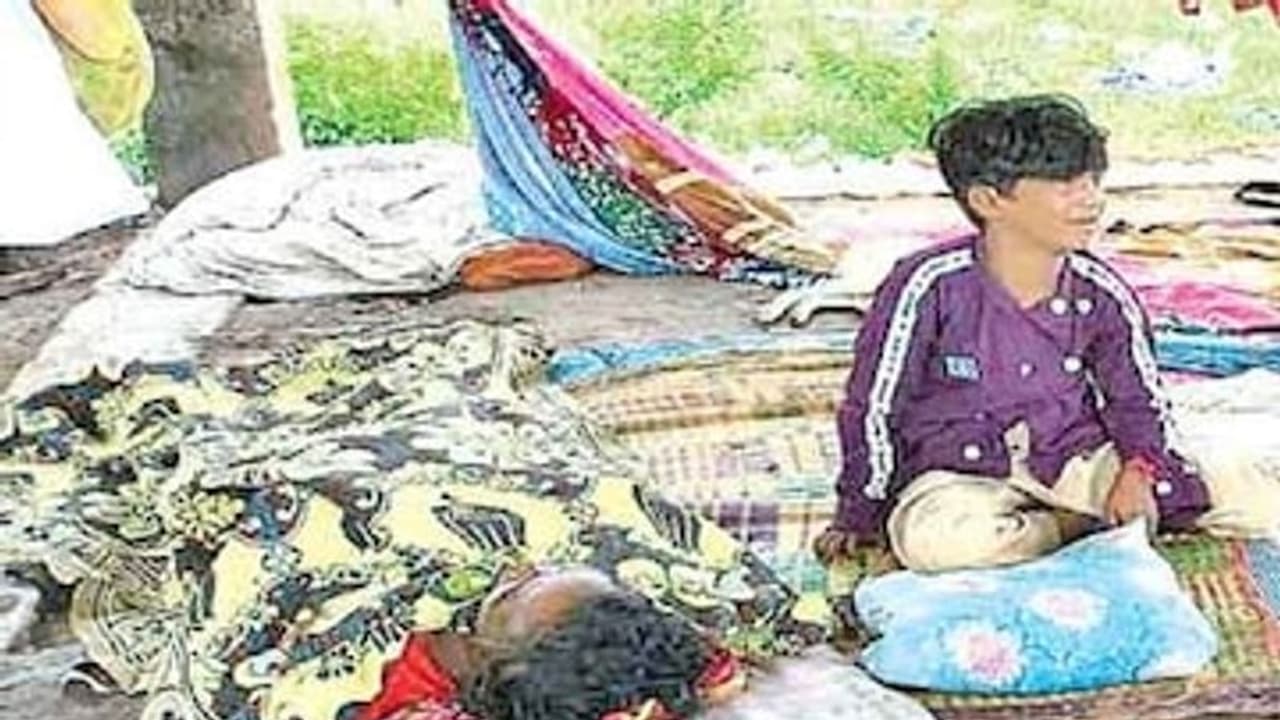 படுக்கையில் உயிர் பிரிந்த தாய்.. அருகில் அமர்ந்து கதறிய குழந்தை.. கண்ணீர் வரவழைக்கு ஒற்றை போட்டோ..