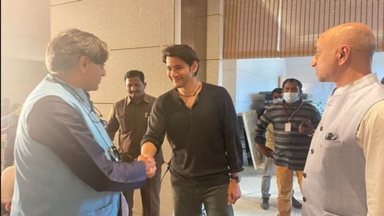 మహేష్ బాబుని కలిసిన కాంగ్రెస్ జాతీయ నేత శశి థరూర్ మహేష్ బాబుని కలిసిన కాంగ్రెస్ జాతీయ నేత శశి థరూర్