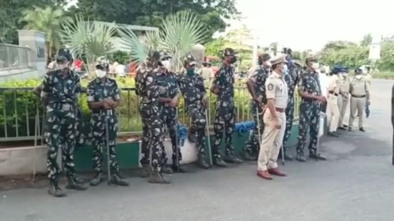 టిడిపి, వైసిపి ఫైట్ ఎఫెక్ట్... తాడేపల్లి జగన్ నివాసంవద్ద భారీ పోలీస్ బందోబస్తు టిడిపి, వైసిపి ఫైట్ ఎఫెక్ట్... తాడేపల్లి జగన్ నివాసంవద్ద భారీ పోలీస్ బందోబస్తు