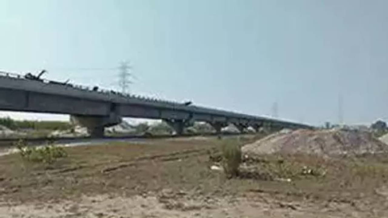 അതിഗംഭീരമായി പാലം പണിതു, എന്നാൽ, രണ്ട് വർഷം കഴിഞ്ഞിട്ടും ഉപയോഗശൂന്യം, കാരണമിത്... അതിഗംഭീരമായി പാലം പണിതു, എന്നാൽ, രണ്ട് വർഷം കഴിഞ്ഞിട്ടും ഉപയോഗശൂന്യം, കാരണമിത്...