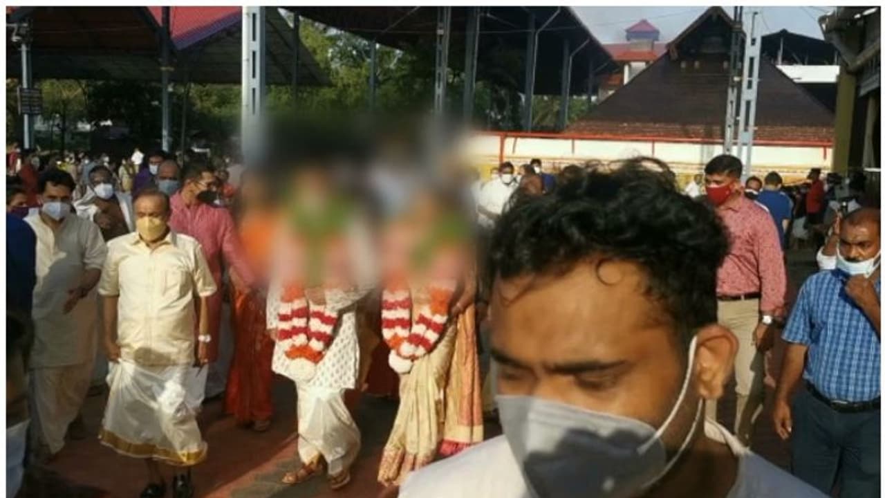രവി പിള്ളയുടെ മകന്റെ വിവാഹം; ഗുരുവായൂർ ക്ഷേത്ര നടപ്പന്തല് അലങ്കരിച്ചതിനെതിരെ ഹൈക്കോടതി രവി പിള്ളയുടെ മകന്റെ വിവാഹം; ഗുരുവായൂർ ക്ഷേത്ര നടപ്പന്തല് അലങ്കരിച്ചതിനെതിരെ ഹൈക്കോടതി