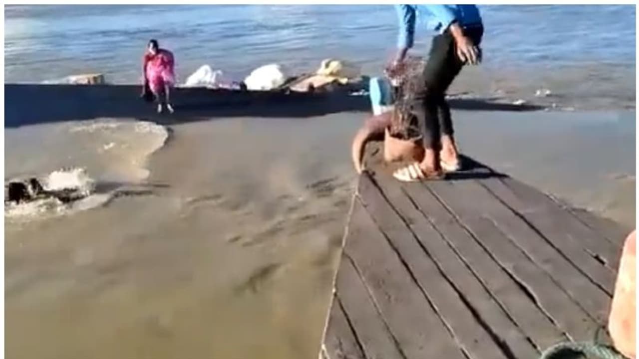 మునిగిపోతున్న బోట్పై నుంచి భయంతో కేకలు.. నీటిలో దూకేసిన ప్రయాణికులు.. ఇదే వీడియో మునిగిపోతున్న బోట్పై నుంచి భయంతో కేకలు.. నీటిలో దూకేసిన ప్రయాణికులు.. ఇదే వీడియో
