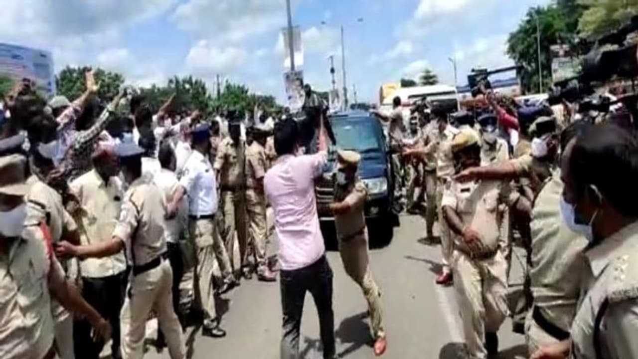 ట్రాఫిక్, శాంతిభద్రతలకు విఘాతం: నారా లోకేష్, వంగలపూడి అనితపై కేసులు ట్రాఫిక్, శాంతిభద్రతలకు విఘాతం: నారా లోకేష్, వంగలపూడి అనితపై కేసులు