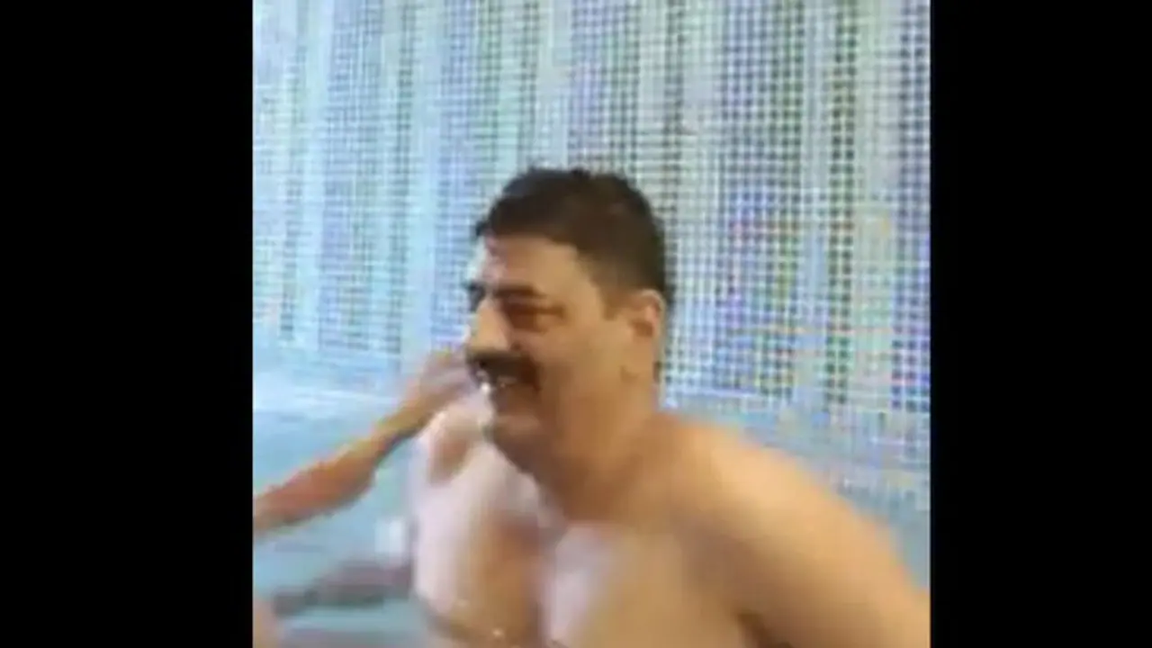 সুইমিং পুলে মহিলা কনস্টেবলের সঙ্গে যৌনতা, ভিডিও ভাইরাল হতেই গ্রেফতার পুলিশ কর্তা সুইমিং পুলে মহিলা কনস্টেবলের সঙ্গে যৌনতা, ভিডিও ভাইরাল হতেই গ্রেফতার পুলিশ কর্তা