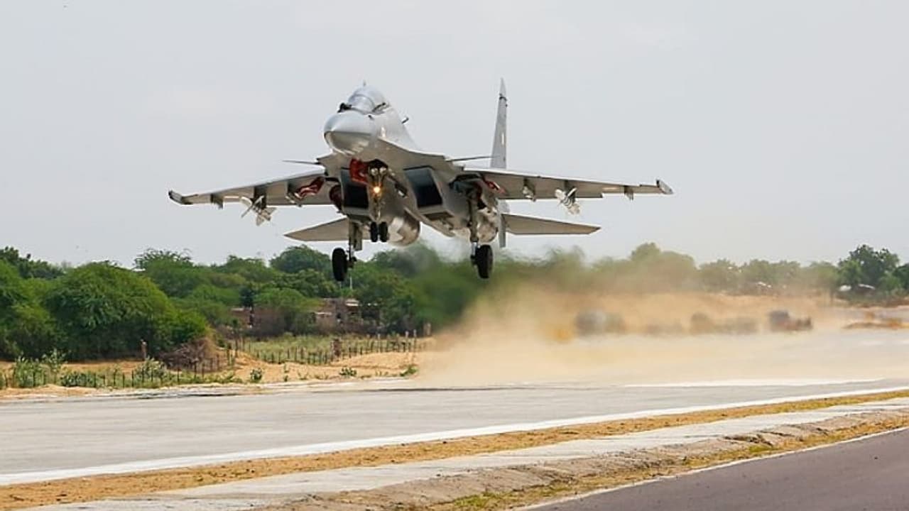 ಪಾಕ್ ಗಡಿ ಬಳಿ ಭಾರತದ ಮೊದಲ 'ಎಮರ್ಜೆನ್ಸಿ ಲ್ಯಾಂಡಿಂಗ್ ಫೀಲ್ಡ್' ಉದ್ಘಾಟನೆ!