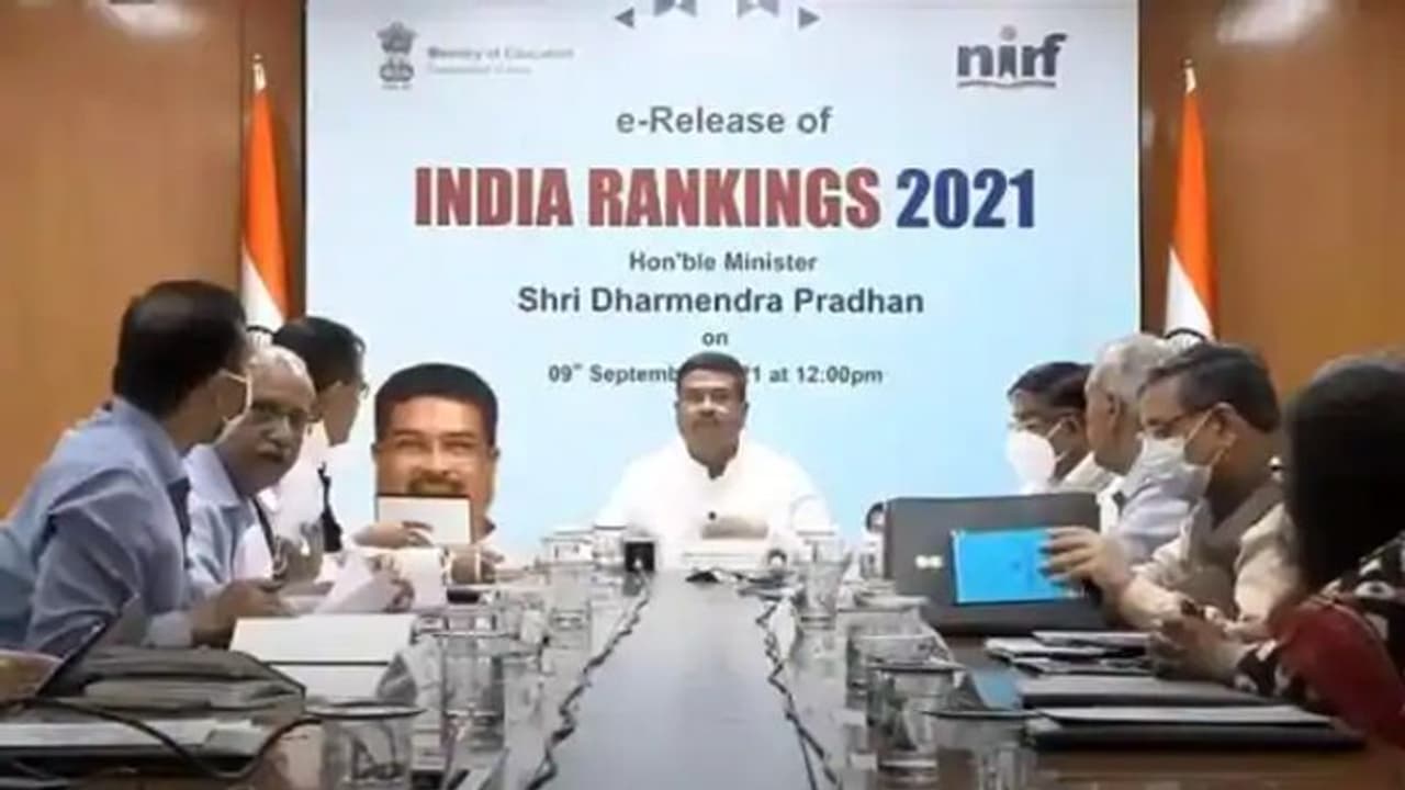 NIRF Ranking 2021: सभी यूनीवर्सिटीज में IIT मद्रास टॉप पर, जानें किसको मिला कौन सा स्थान NIRF Ranking 2021: सभी यूनीवर्सिटीज में IIT मद्रास टॉप पर, जानें किसको मिला कौन सा स्थान
