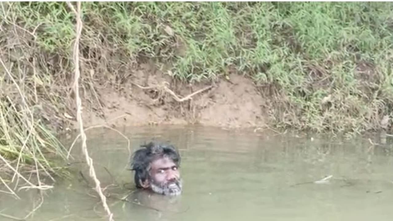 ৩ দিন ধরে নদীর জলে ভাসছিল 'দেহ', কাছে যেতেই তাজ্জব গ্রামবাসীরা, জীবিত অবস্থায় উদ্ধার ব্যক্তি ৩ দিন ধরে নদীর জলে ভাসছিল 'দেহ', কাছে যেতেই তাজ্জব গ্রামবাসীরা, জীবিত অবস্থায় উদ্ধার ব্যক্তি