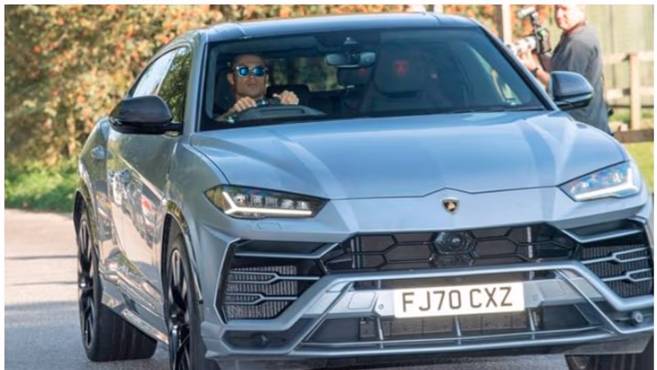 എണ്ണമറിയാത്തത്രയും വണ്ടികള്‍ സ്വന്തം, പക്ഷേ വന്നിറങ്ങിയത് വാടക വണ്ടിയില്‍, മാസാണ് റെണാൾഡോ!