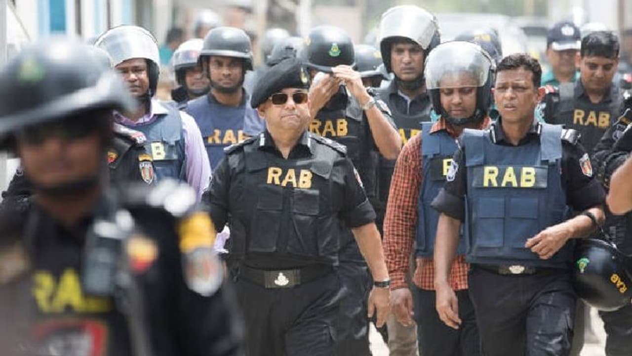 Bangladesh ঢাকার বুকেই জঙ্গি ডেরা, গ্রেফতার জেএমবির শীর্ষ নেতা ইমদাদুল হক Bangladesh ঢাকার বুকেই জঙ্গি ডেরা, গ্রেফতার জেএমবির শীর্ষ নেতা ইমদাদুল হক