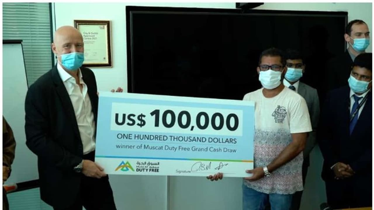 മസ്കറ്റ് ഡ്യൂട്ടി ഫ്രീ നറുക്കെടുപ്പില് വന്തുകയും കാറും സമ്മാനം നേടി പ്രവാസി മലയാളികള് മസ്കറ്റ് ഡ്യൂട്ടി ഫ്രീ നറുക്കെടുപ്പില് വന്തുകയും കാറും സമ്മാനം നേടി പ്രവാസി മലയാളികള്