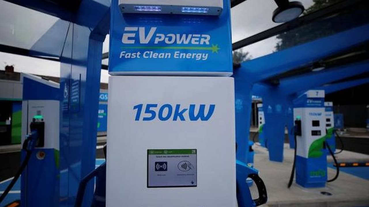 देशभर में पेट्रोल पंपों पर 22,000 EV charger लगाने का लक्ष्य, केंद्र सरकार Electric vehicles को करेगी प्रमोट