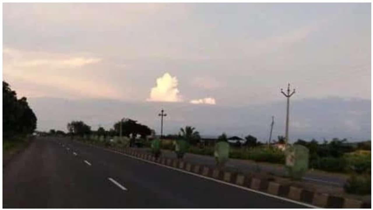 மண்ணில் என் பவனியை தடை செய்தால், நான் விண்ணில் பவனி வருவேன்... மேகத்தில் காட்சி தந்த விநாயகர்..!