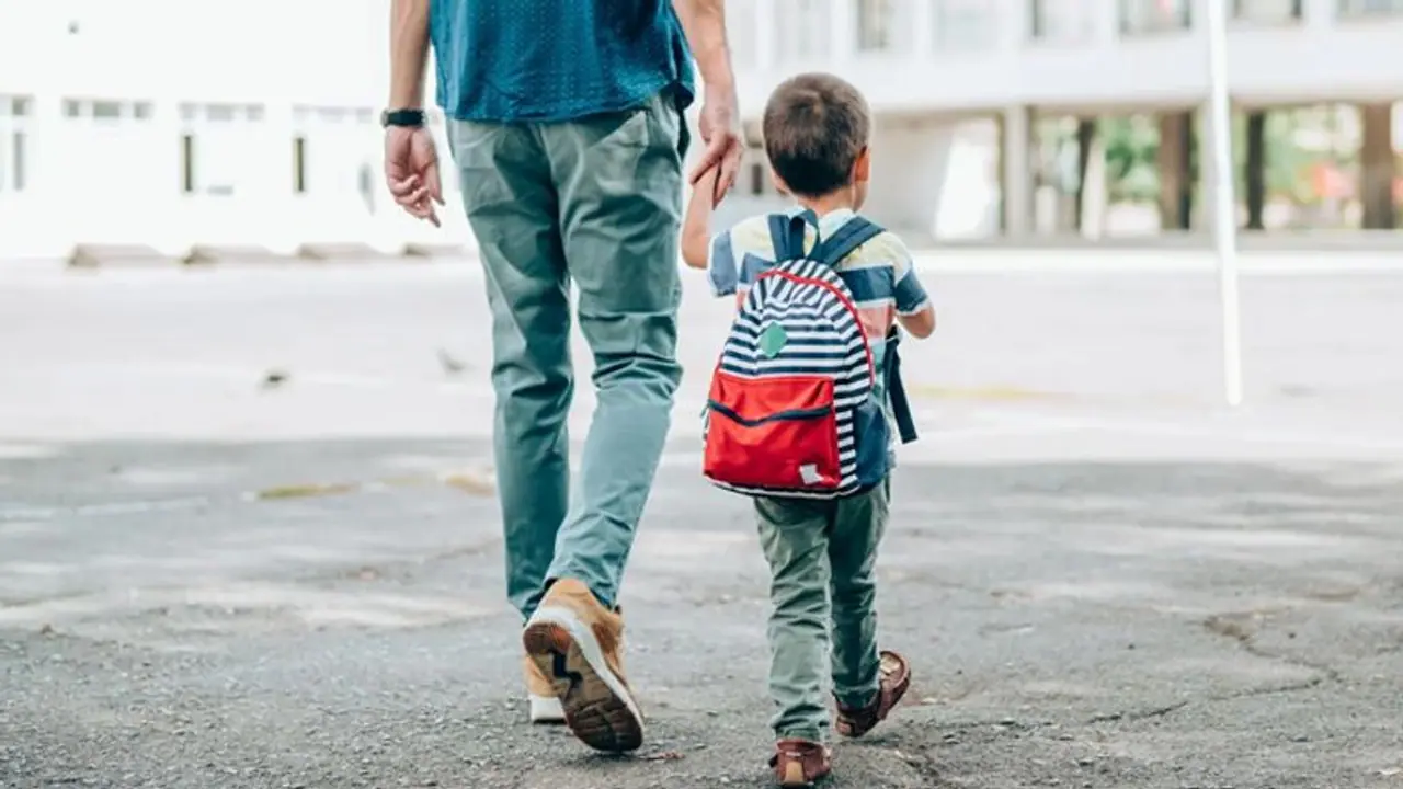 Alert:बच्चों की पहले दिन स्कूल जाने वाली तस्वीर सोशल मीडिया पर न करें शेयर, एक्सपर्ट ने बताए खतरें? Alert:बच्चों की पहले दिन स्कूल जाने वाली तस्वीर सोशल मीडिया पर न करें शेयर, एक्सपर्ट ने बताए खतरें?