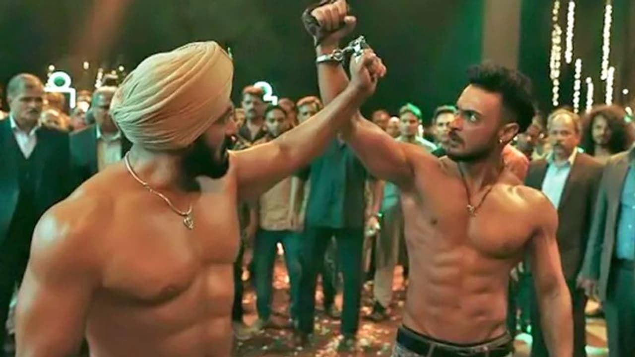 सलमान खान ने बहनोई के सामने उतारी शर्ट, विघ्नहर्ता गाने में आयुष शर्मा को दिखाए 6 पैक एब्स