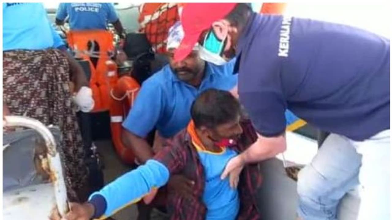 മത്സ്യബന്ധനത്തിനിടയിൽ ഹൃദയാഘാതം സംഭവിച്ച തൊഴിലാളിയെ രക്ഷിച്ച് കരക്കെത്തിച്ച് തീരദേശപോലീസ് മത്സ്യബന്ധനത്തിനിടയിൽ ഹൃദയാഘാതം സംഭവിച്ച തൊഴിലാളിയെ രക്ഷിച്ച് കരക്കെത്തിച്ച് തീരദേശപോലീസ്