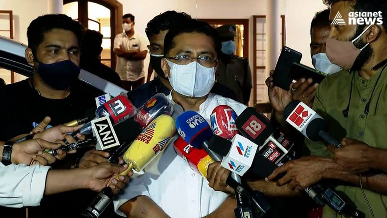 എആർ നഗർ ബാങ്ക് കേസിൽ മലക്കം മറിഞ്ഞ് കെ ടി ജലീൽ; ഇഡി അന്വേഷണം ആവശ്യപ്പെട്ടില്ലെന്ന് വിശദീകരണം എആർ നഗർ ബാങ്ക് കേസിൽ മലക്കം മറിഞ്ഞ് കെ ടി ജലീൽ; ഇഡി അന്വേഷണം ആവശ്യപ്പെട്ടില്ലെന്ന് വിശദീകരണം