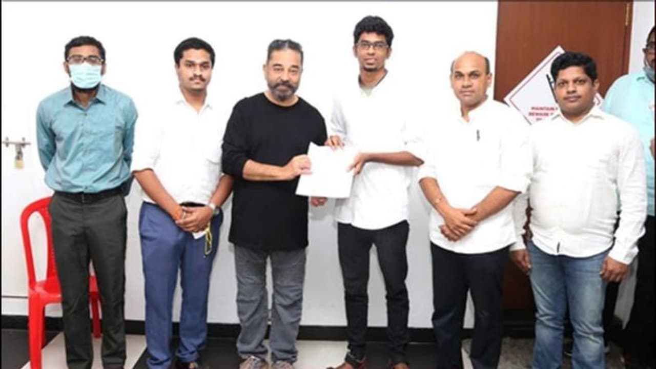 ஒற்றை அறிக்கையில் சாதித்த நம்மவர்.. வீட்டிற்கே சென்று நன்றி தெரிவித்த மாணவர்கள்.. மாஸ்காட்டும் மநீம. ஒற்றை அறிக்கையில் சாதித்த நம்மவர்.. வீட்டிற்கே சென்று நன்றி தெரிவித்த மாணவர்கள்.. மாஸ்காட்டும் மநீம.