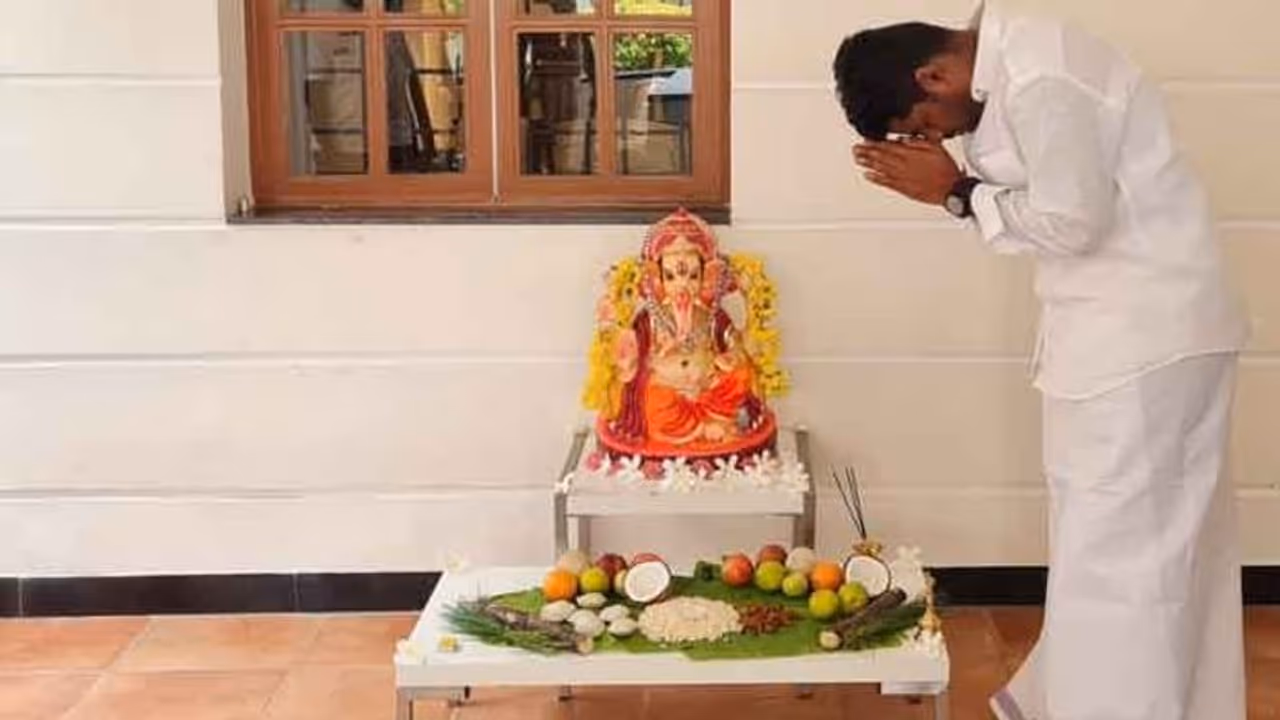 சும்மா கெத்தா ஒயிட் & ஓயிட்டில் விநாயகரை வணங்கிய அண்ணாமலை.. வைரலாகும் ஒற்றை புகைப்படம்.