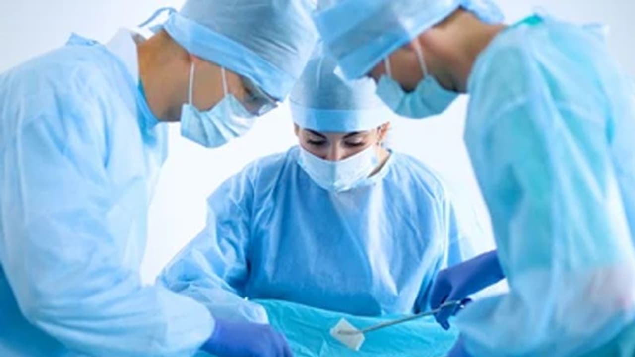 వైద్యుల నిర్లక్ష్యం.. డెలివరీ అయిన కాసేపటికే బాలింత మృతి, ఉద్రిక్తత ! వైద్యుల నిర్లక్ష్యం.. డెలివరీ అయిన కాసేపటికే బాలింత మృతి, ఉద్రిక్తత !